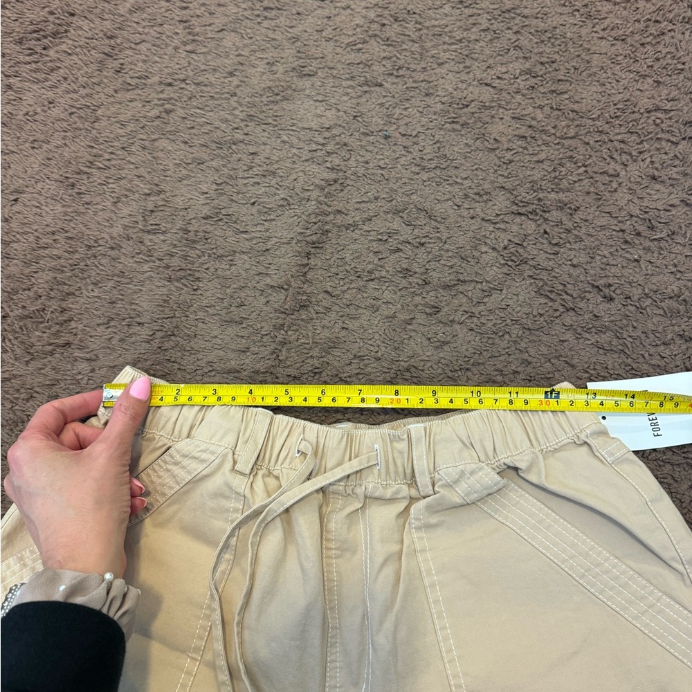 2 FOR $20 Forever 21 Beige Carpenter Cargo Shorts Safari High Rise Elastic M NEW - Picture 5 of 7